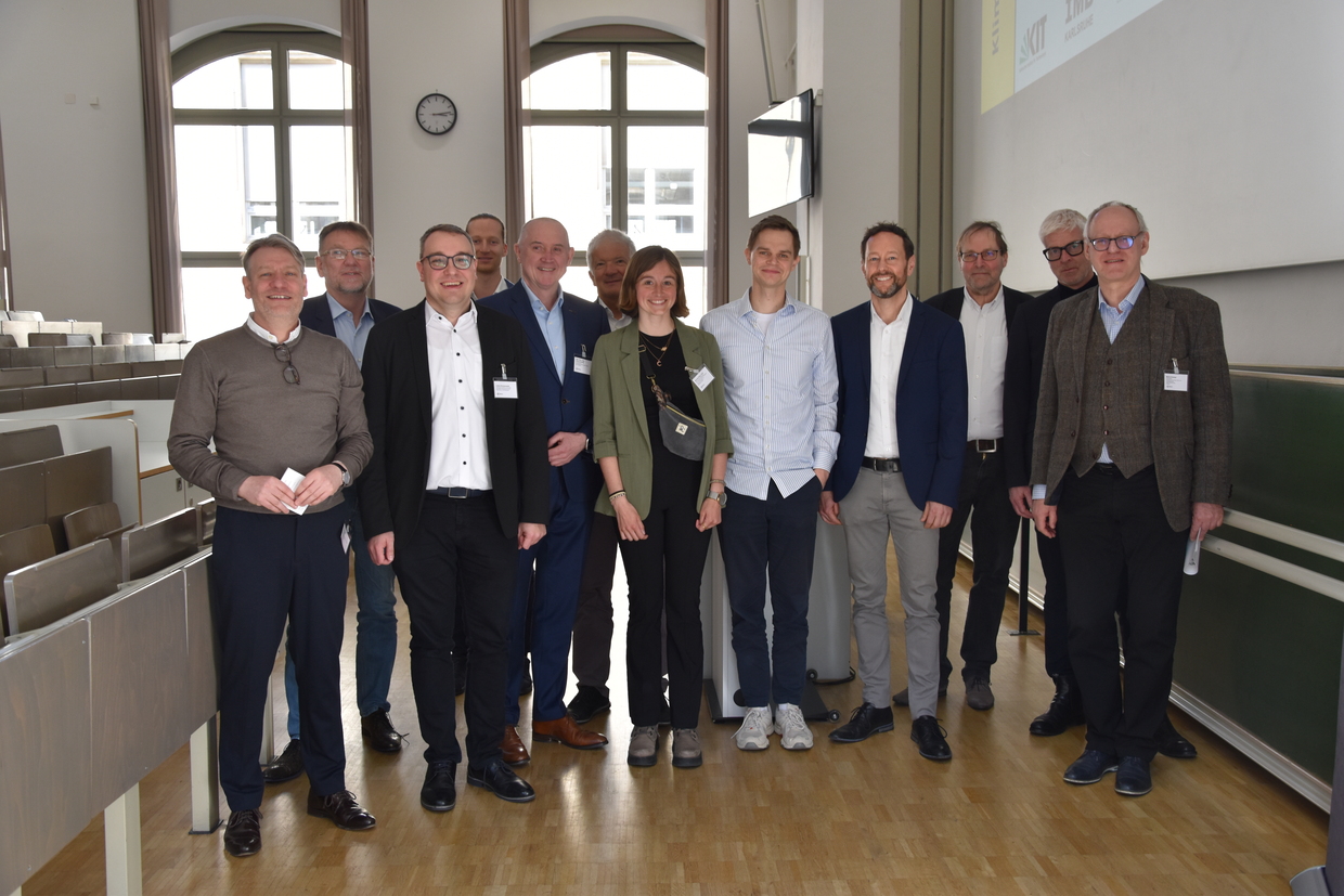 IMB von links nach rechts: Prof. Dr.-Ing. Frank Dehn, Diethelm Bosold, Lukas Romanowski, Dr.-Ing. Agemar Manny, Ulrich Nolting, Werner Rothenbacher, Maureen Denu, Robin Degen, Dr.-Ing. Jochen Reiners, Prof. Dr.-Ing. Udo Wiens, Prof. Dr.-Ing. Christoph 21. Symposiums inkl. Gruppenfoto