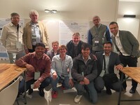 Gruppe von Menschen posiert vor Postern bei einer Konferenz ECOPAVE