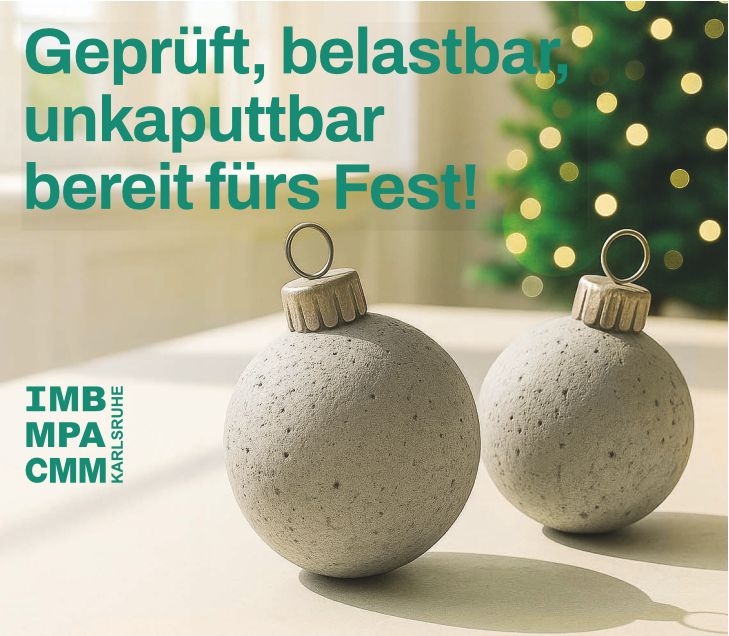 Weihnachtliche Dekoration mit zwei glockenförmigen Kugeln und grüner Typografie im Hintergrund.